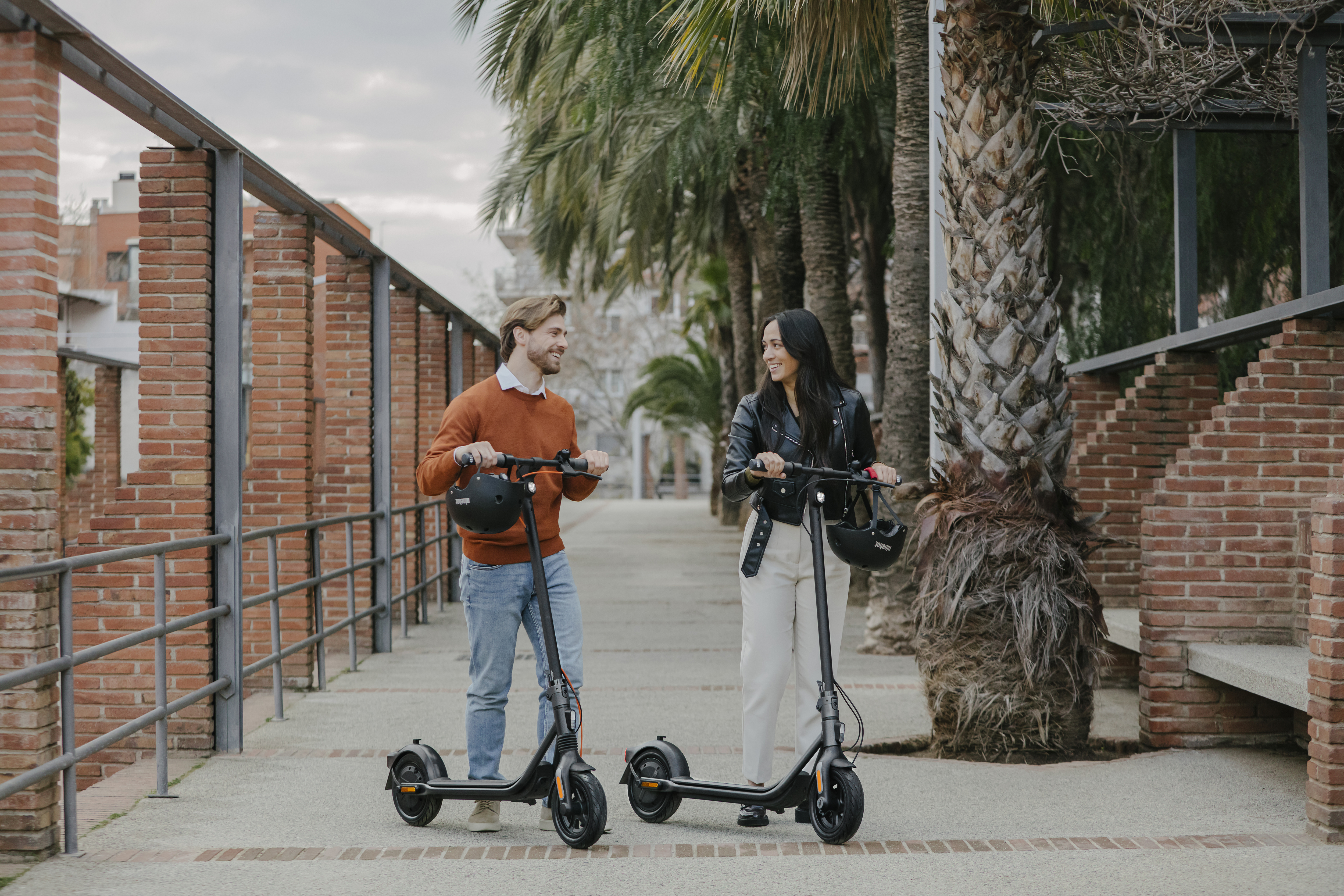KickScooter F2 Series_Lifestyle picture_Man and woman standing
